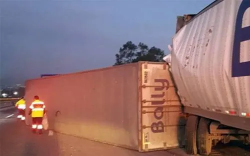 Por exceso de velocidad, trailer se vuelca en la México-Puebla