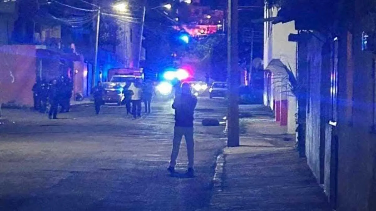 Persecución entre tres vehículos termina en balacera y detenciones en la colonia Huixcolotera
