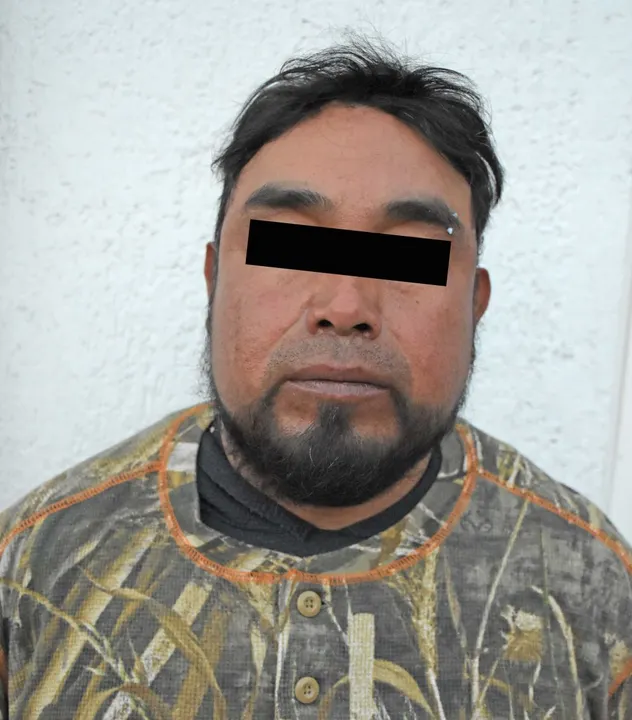 Policía municipal detuvo a dos hombres en posesión de un halcón sin vida y armas de fuego