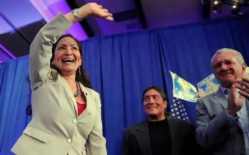 Biden elegirá a Deb Haaland, primera nativa estadounidense, como secretaria de Interior