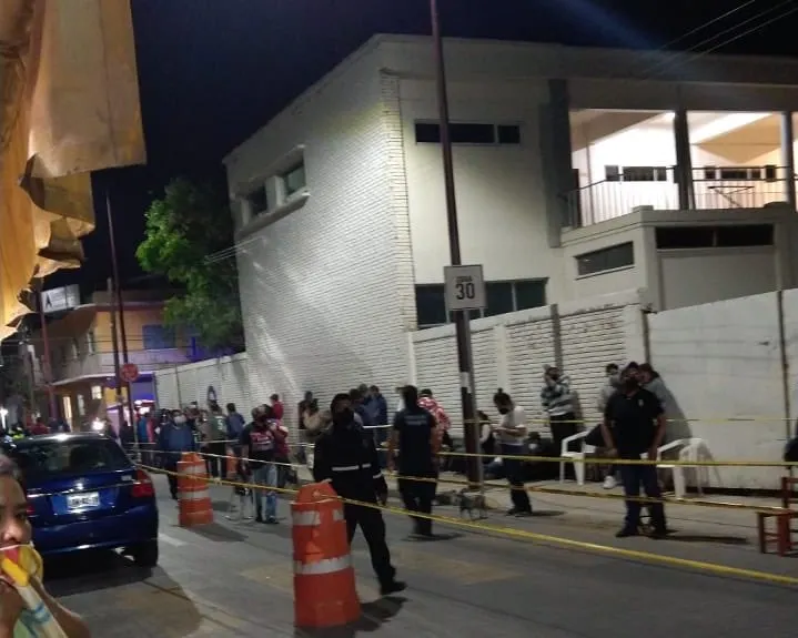 Por falso rumor, hacen fila para vacuna Covid en Cholula