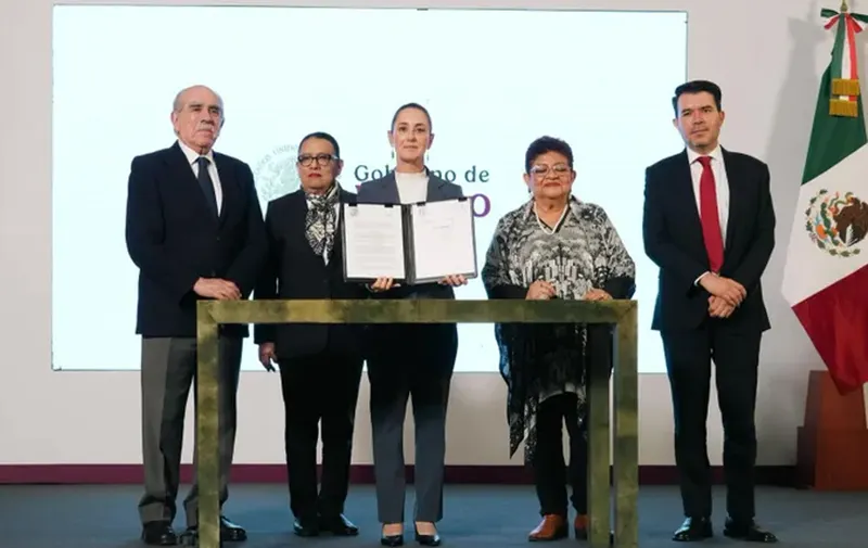 Presidenta Claudia Sheinbaum firma acuerdo que reconoce como crimen de lesa humanidad la matanza estudiantil del 2 de octubre de 1968