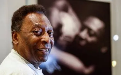 Pelé es hospitalizado para continuar con tratamiento