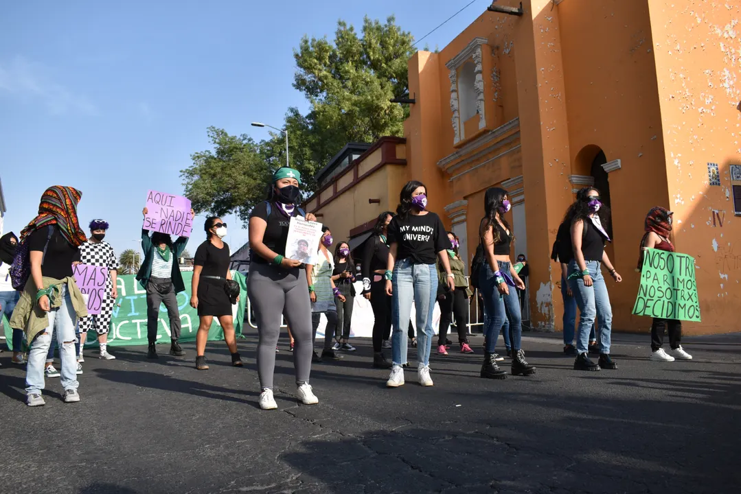 En performance por el 8M, policías se burlan de mujeres violentadas
