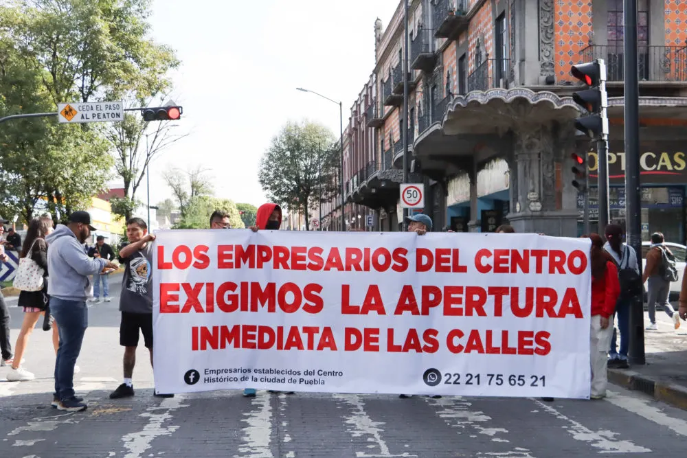 Comerciantes establecidos se manifiestan en la 11 sur para exigir reapertura de calles en el Centro Histórico