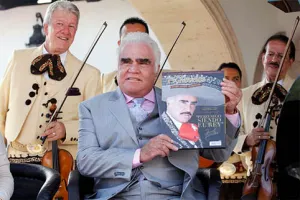 Vicente Fernández, de cantante a escritor