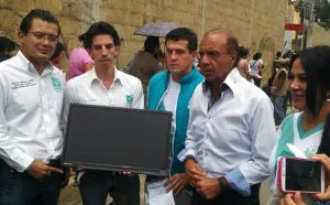 Acto asqueroso, entrega de televisiones, coinciden PAN y Panal