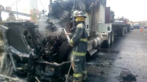 Bomberos sofocan incendio de tractocamión en el Periférico