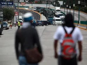 Normalistas de Ayotzinapa bloquean por horas Autopista del Sol