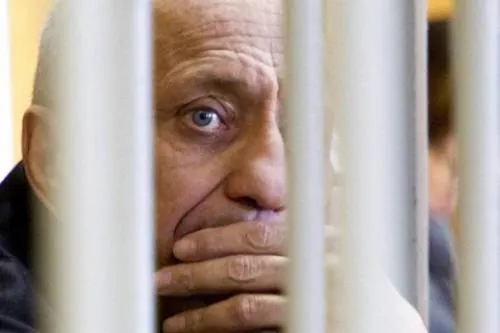 Condenan al mayor asesino serial de Rusia; mató a 78 personas