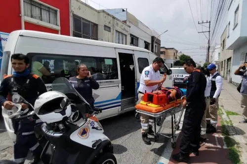 Seis pasajeros heridos, saldo de choque entre auto particular y transporte público en El Carmen