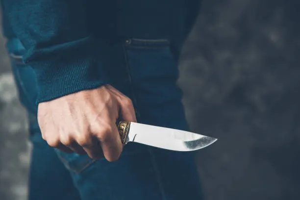 Mano de hombre sosteniendo un cuchillo