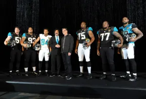 Jacksonville presenta nuevos uniformes que usará en la NFL