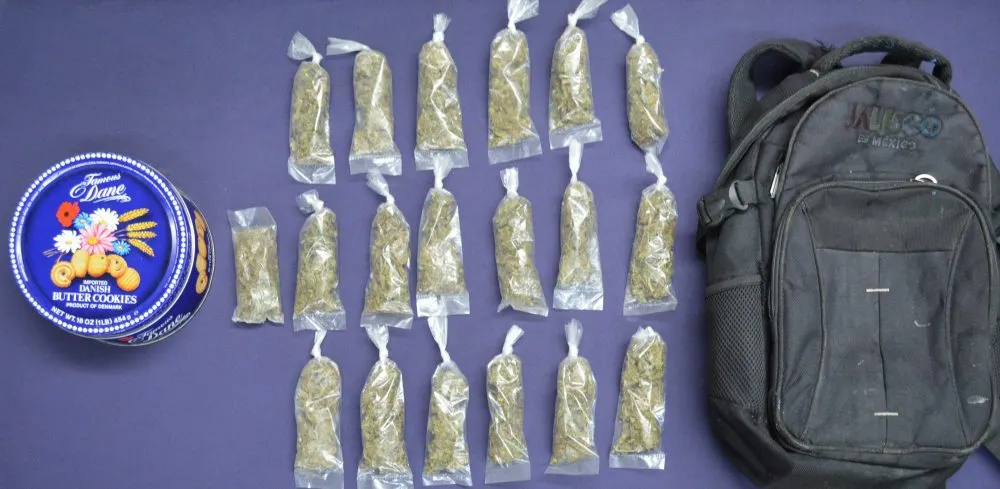 Policia municipal detuvo a tres hombres en posesión de 19 envoltorios de posible marihuana
