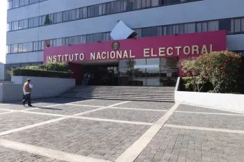 Atenta contra la democracia las denuncias en contra de los consejeros del INE: Carlos Martínez