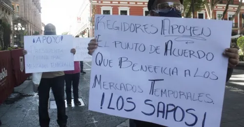 Artesanos salen a las calles y se manifiestan afuera de Palacio Municipal para exigir apoyo