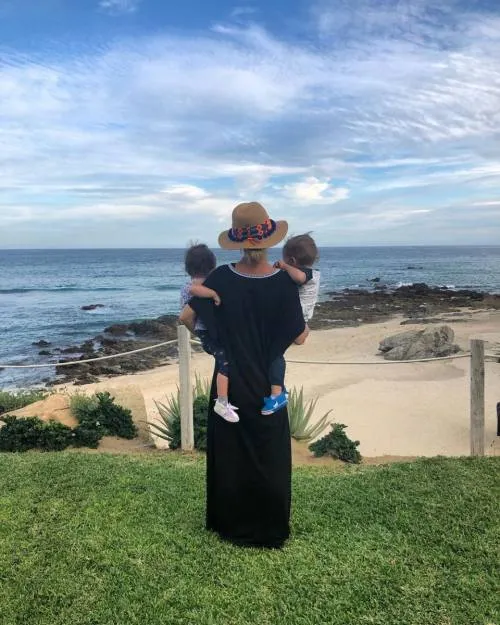Ludwika Paleta comparte rara foto con uno de sus mellizos
