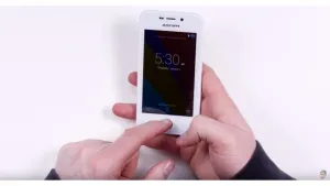 VIDEO: Así luce el teléfono de 4 dólares que se vende en la India