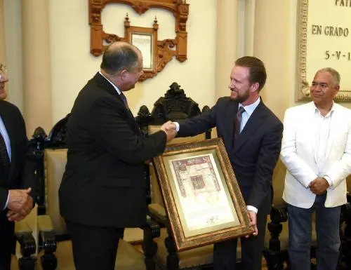 Luis Banck entrega la Cédula Real al doctor Guillermo Solís