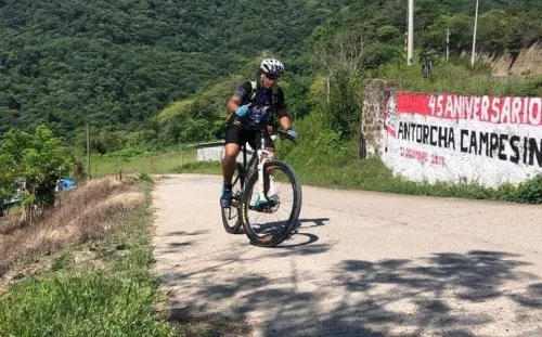 Profesor recorre comunidades de Hidalgo en bicicleta para apoyar clases a distancia