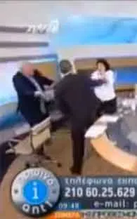 Diputado neonazi griego golpea y agrede a diputadas en vivo (VIDEO)