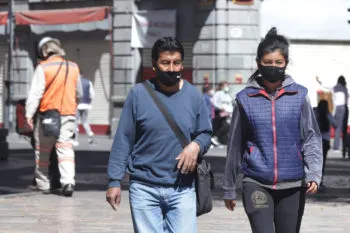 Expertos advierten sobre riesgo de segunda ola de COVID-19 en 2024