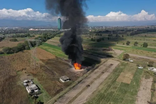 Explota toma clandestina de combustible en Nativitas
