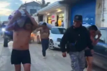 Vecinos de Nealtican casi linchan a ladrones que fueron atrapados robando en una huerta de aguacates