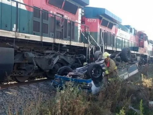 ¡Se los lleva el tren! Arrastra coche con dos personas en Zacatecas