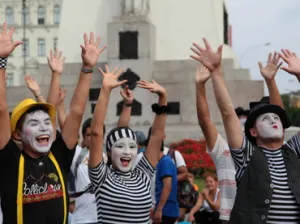 Mimos y clowns corren el “maratón a cámara lenta” en Perú
