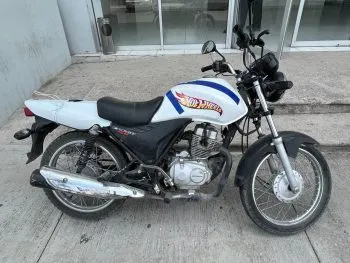 Viajaba en motocicleta presuntamente robada, fue detenido por policías de San Andrés Cholula