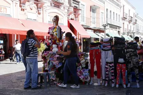 Comercio informal tiene perímetro establecido, aunque ambulantes están fuera de control