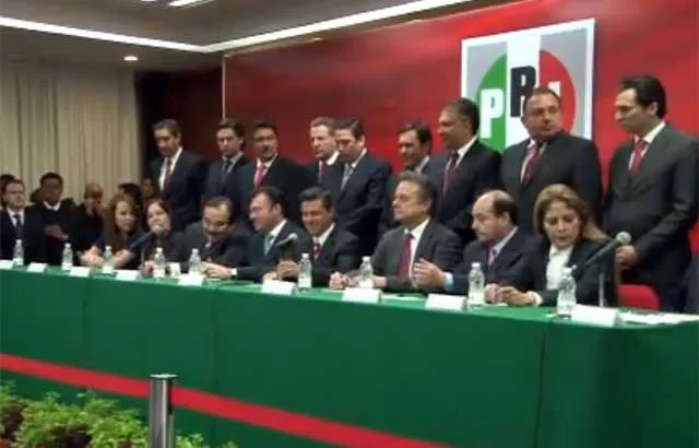 Presenta Enrique Peña Nieto a su primer equipo de campaña