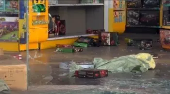 Tras cristalazo nocturno, roban mercancía de tienda Juguetrón, ubicada en el Bulevar 5 de Mayo