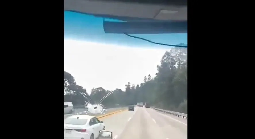 Balean a trailero en la autopista México-Puebla durante intento de asalto