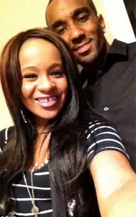 Hija de Whitney anda con su hermano