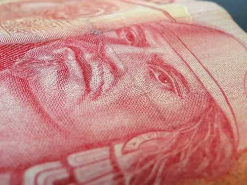 Gana el peso y pierde Banxico; la moneda, en su mejor nivel en 10 meses