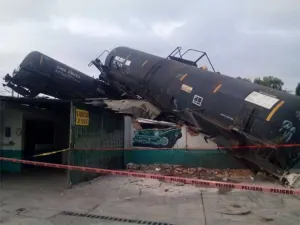 Descarrila tren en Tlaxcala; afecta casas y comercios