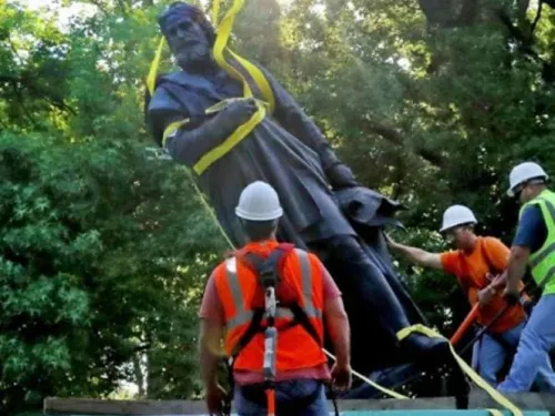 Quitan estatua de Cristóbal Colón en un parque de Missouri