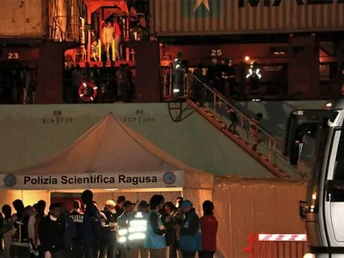 Aceptan la entrada de 113 inmigrantes a puerto italiano