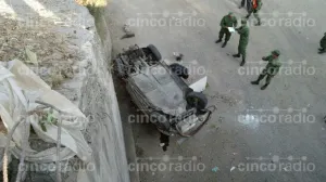 Auto cae del puente en el Chamizal