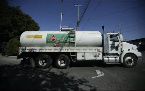 López Obrador busca contratar dos mil 500 choferes para pipas de gasolina