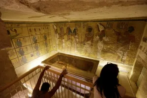 Descubren dos cámaras ocultas en tumba de Tutankamón