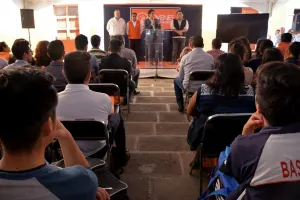 Deben jóvenes dignificar la política: José Juan Espinosa
