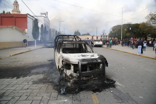 Pobladores de Amozoc siguen atrincherados en el zócalo; amagan con bloquear mañana carretera