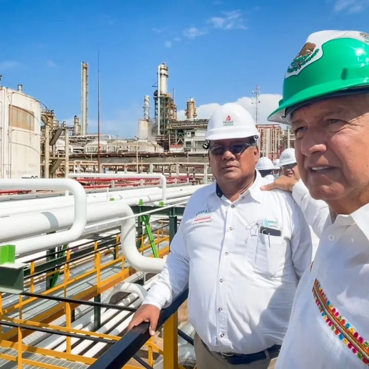 Reconfigurar refinerías, asunto de seguridad nacional: AMLO