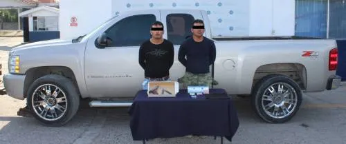 Detiene a dos personas por portación ilegal de arma de fuego y cohecho
