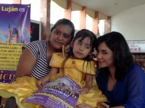 Daniela Luján comparte con decenas de niñas la ilusión de ser Cenicienta