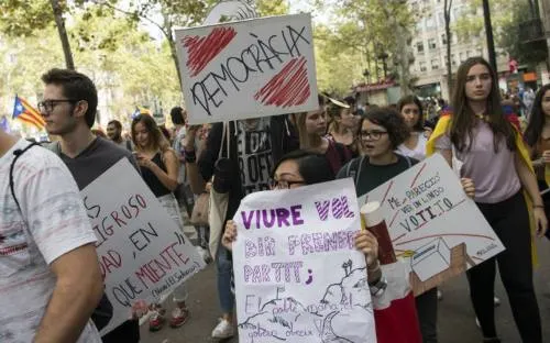 En Cataluña, miles de estudiantes marchan para defender el referéndum
