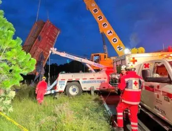 Dos muertos y cinco lesionados en choque de un ADO contra camión de carga, en la Amozoc-Perote